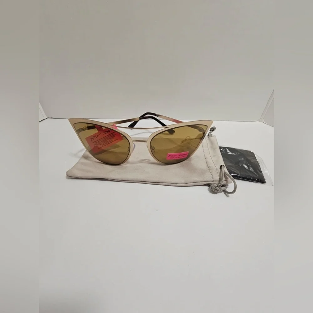 NWT Betsey Johnson Gold Cat Eye Sunglasses – Metal Frames with Pink Heart